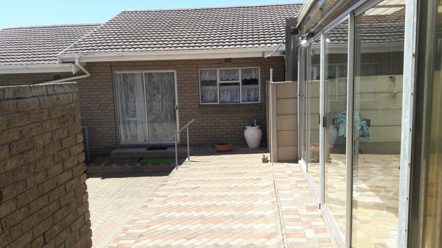 4 Bedroom Property for Sale in Middedorp Western Cape